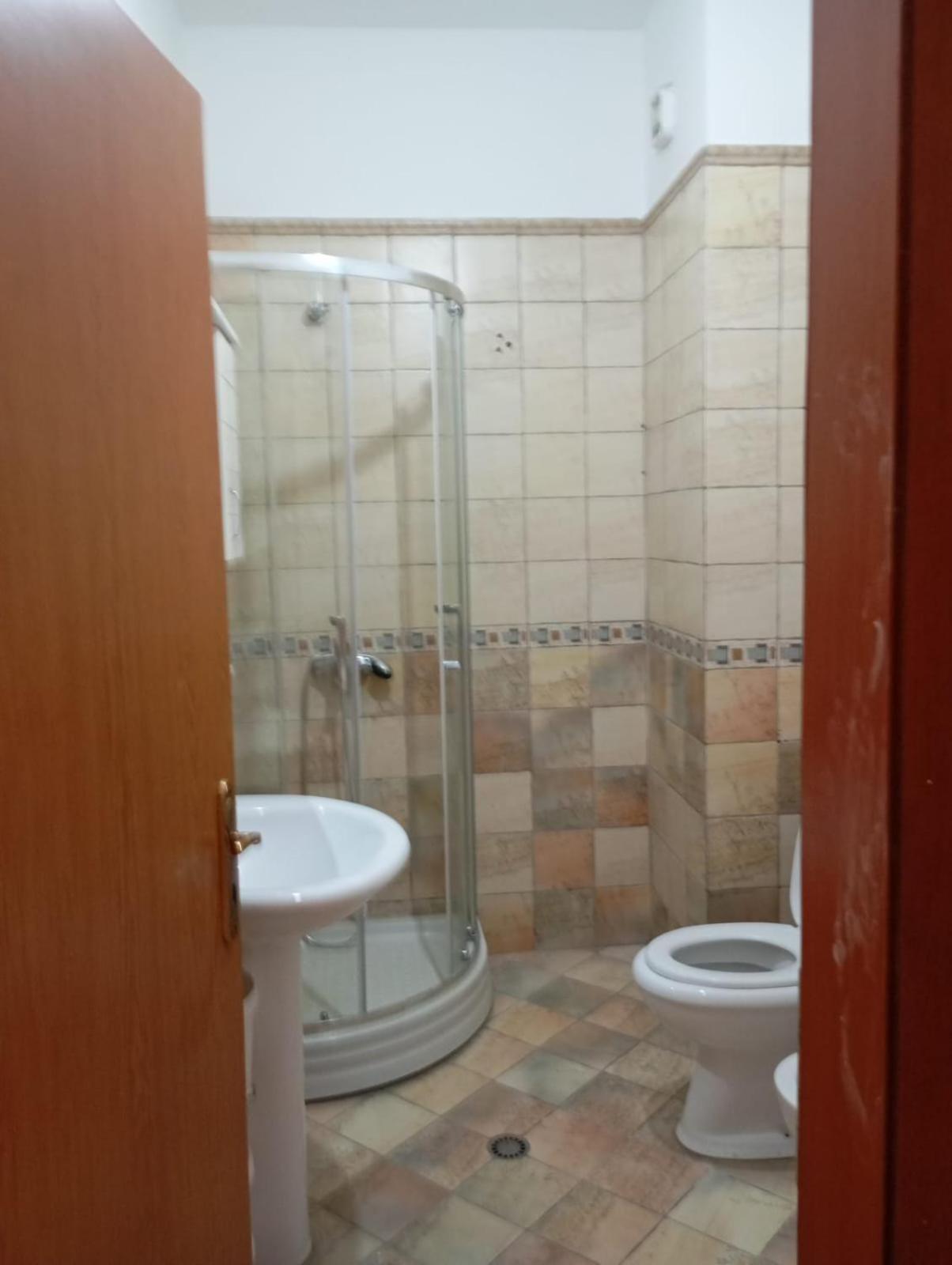 Royal 3 Hostel تيرانا المظهر الخارجي الصورة